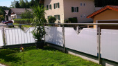 Acrylglas-Sichtschutz Zaun aus 4mm opal 024 (LD 90%)