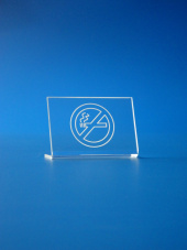 L: 100mm/B: 35mm/H: 70mm, 4mm glasklar, 1 x abgekantet, inkl. Gravur und weiß eingefärbt, Kanten poliert